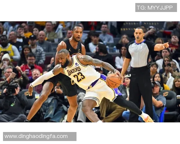 里夫斯突破妙传 范德比尔特接球双手暴扣